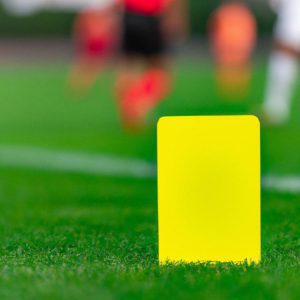 Co oznacza żółta kartka w piłce nożnej?